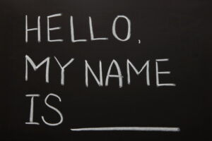 Tableau noir avec un texte écrit à la craie "Hello, my name is..."