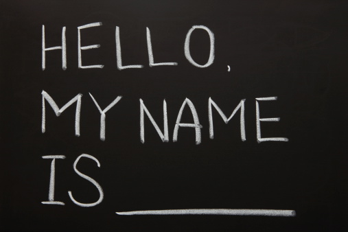 Tableau noir avec un texte écrit à la craie "Hello, my name is..."